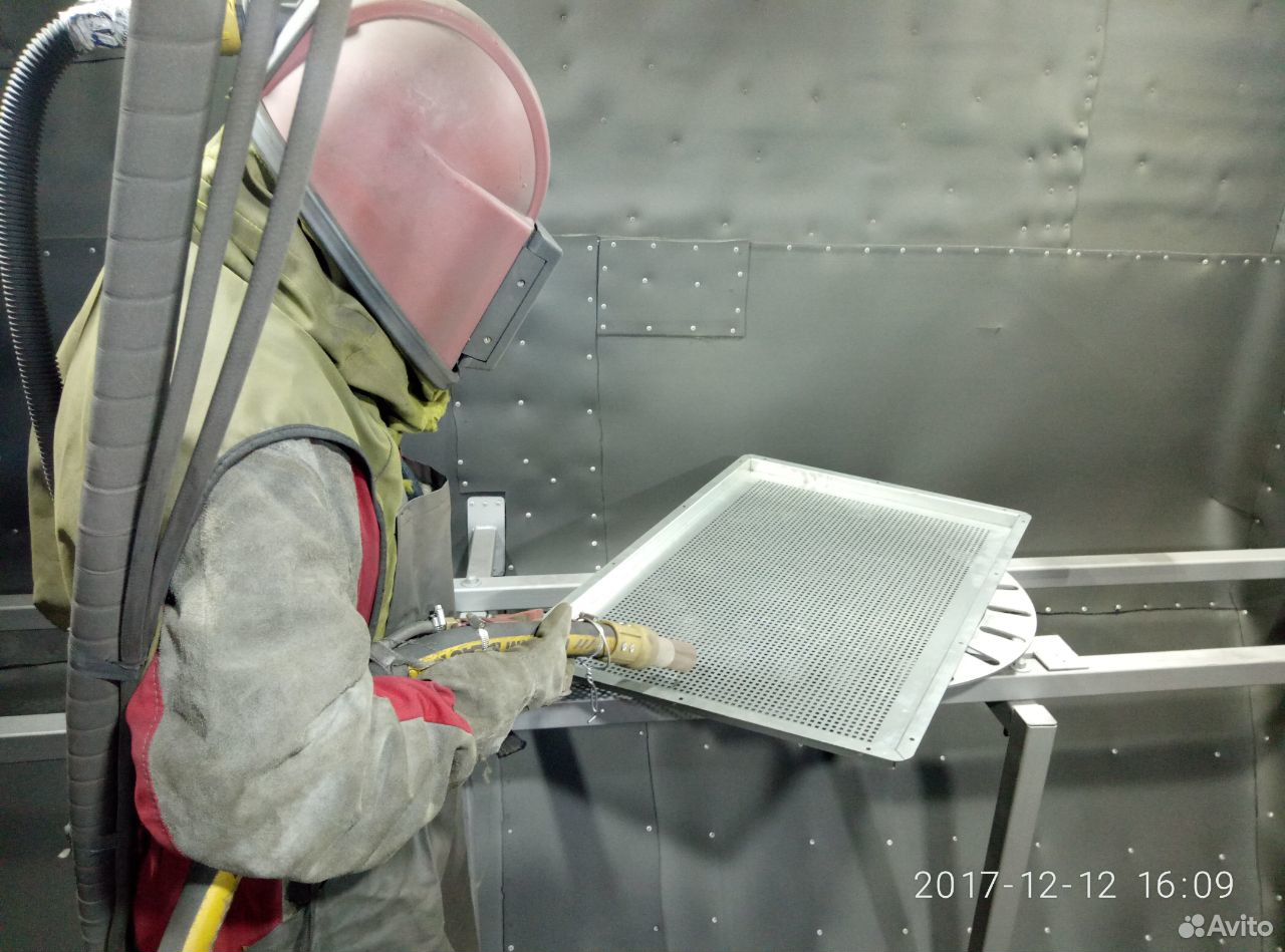 Прожектор для дробеструйной камеры. Пескоструйная обработка. Пескоструйная очистка. Очистка поверхности купершлаком что это. Пескоструйная очистка поверхностей.