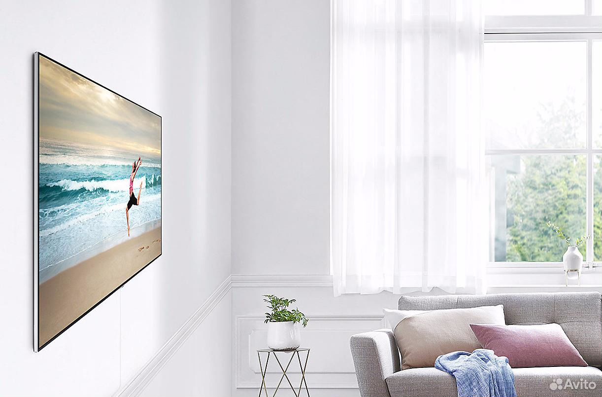 Телевизор Samsung QLED на стене