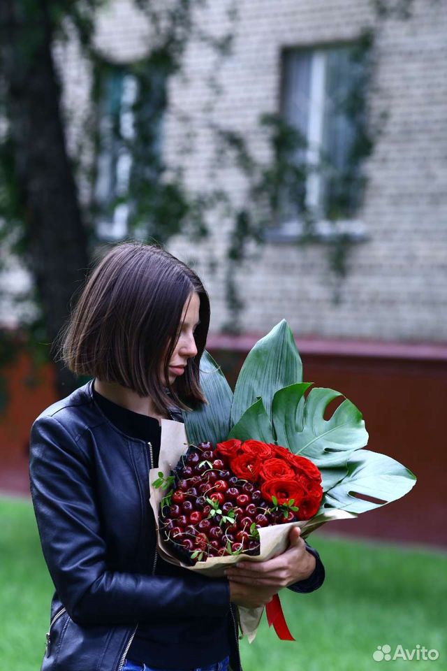 Букет из черешни и красных роз в тропическом стиле купить на Зозу.ру - фотография № 2