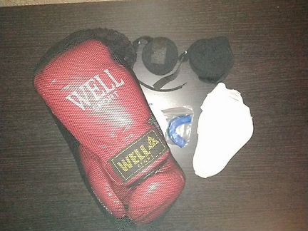 Боксерские перчатки, бинты, ракушка, капа