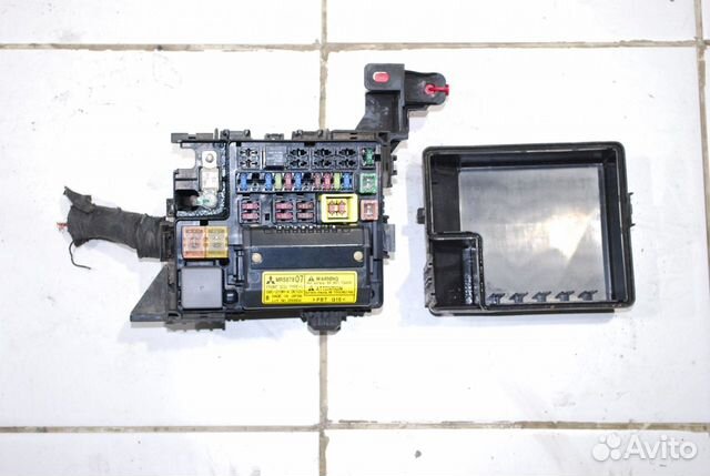 Блок предохранителей подкапотный Mitsubishi Galant