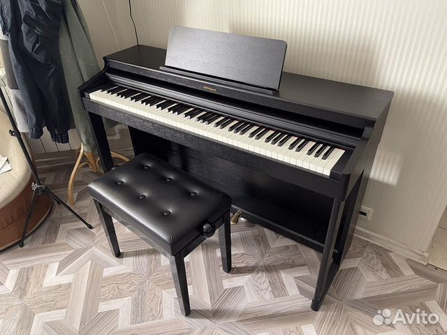 Цифровое пианино Roland RP701. Практически новое