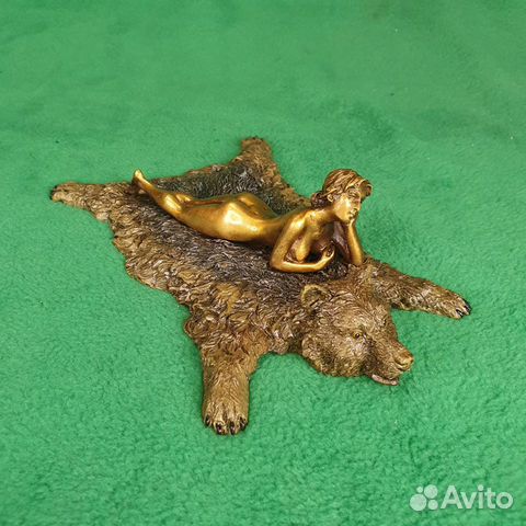 Статуэтка бронза Девушка на шкуре медведя Эротика