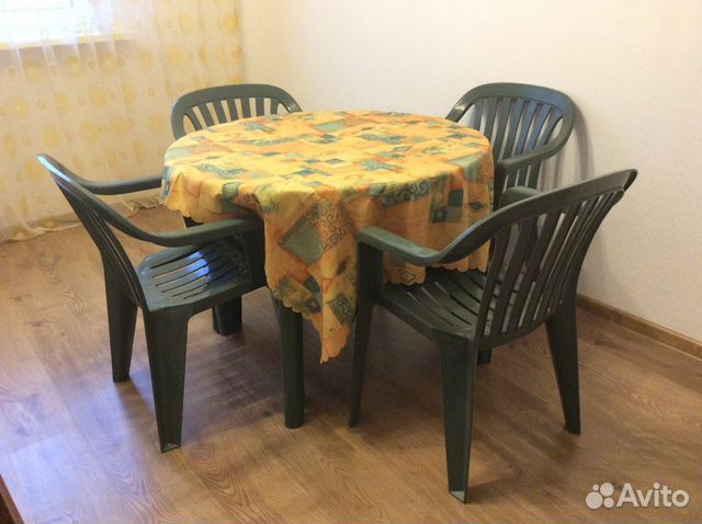Пластиковый стол и стулья для дачи Пластиковый стол и стулья для дачи