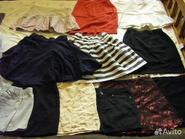 Юбки и платья много