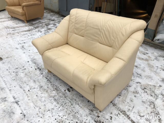 Кожаный диван двухместный
