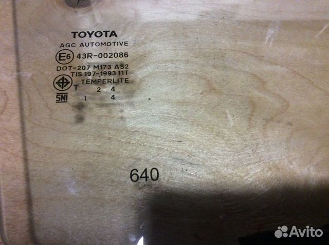 Стекло двери переднее правое Toyota Hilux 2015 Стекло двери переднее правое Toyota Hilux 2015