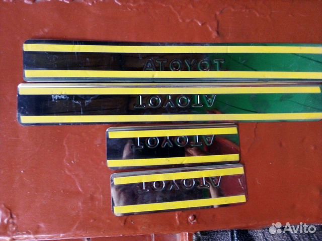 Накладки на пороги с надписью toyota