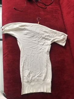 Платье с молниями на плечах