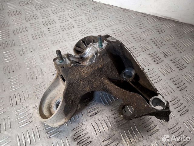 Кронштейн двигателя левый Пассат Б5