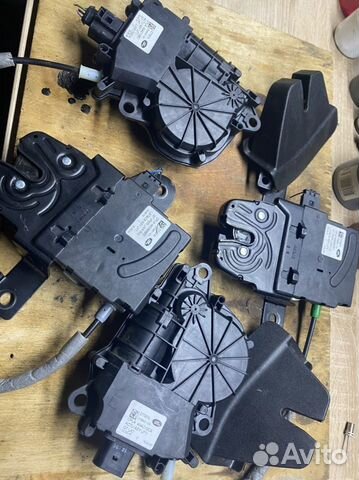 Актуаторы замков багажника, левый и правый