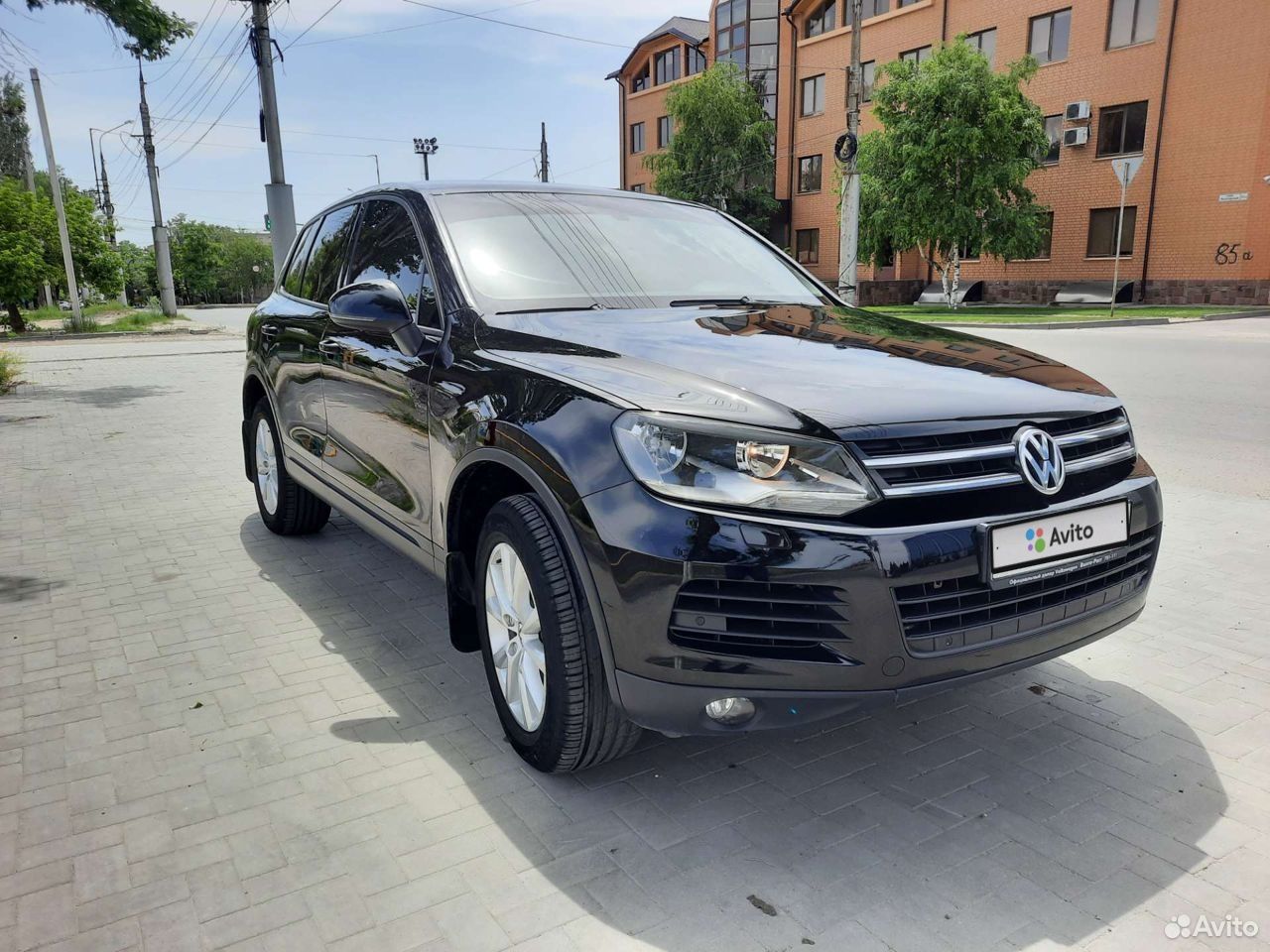 Черный VW Touareg 2011