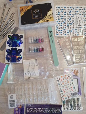 Много материала для маникюра и педикюра