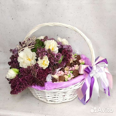Подарочная корзина с цветами и конфетами
