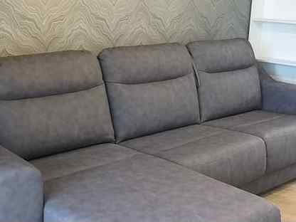 Тёлочка на новом диване (20 фотографий)