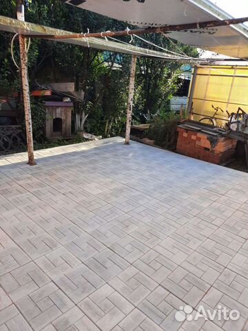 Укладчик тротуарной плитки брусчатки