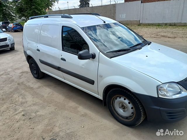 Водитель на своем автомобиле