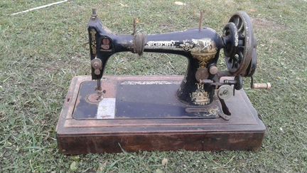 Швейная машинка Zinger