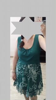 Очаровательное платье изумрудного цвета