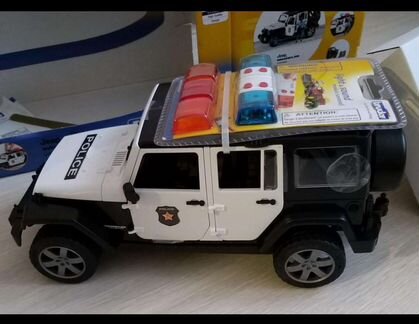 Bruder полицейский джип с фигуркой