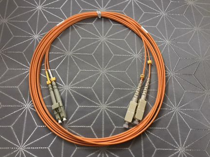 Оптические кабели много SC-LC / SC-SC