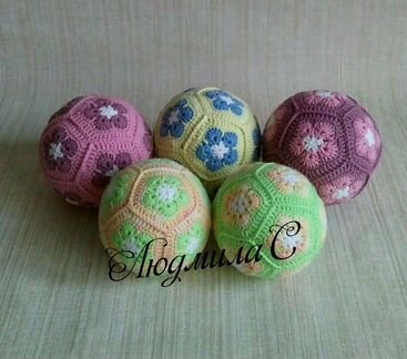 Вязаный тактильный мячик - ручная работа