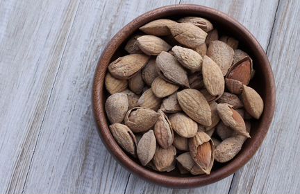 Миндаль в скорлупе