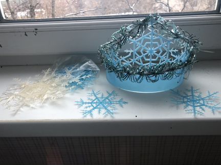 Снежинки и диадема для новогоднего костюма снежинк