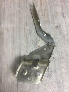 Петля капота передняя правая Vw Touareg 7P