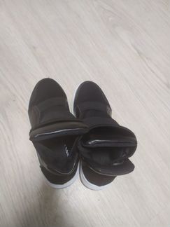 Стильные кроссовки