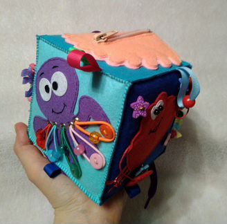 Развивающий кубик из фетра 
