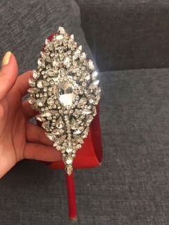 Красные атласные туфли со стразами