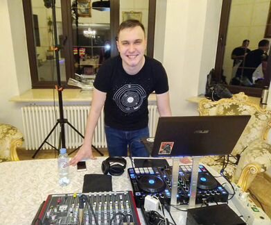 Диджей / DJ, свето - звукооператор с оборудованием