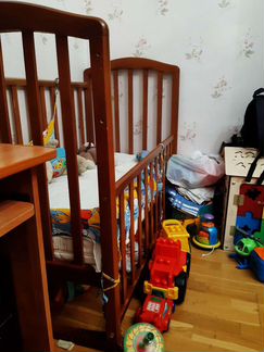 Кроватка с маятником и матрасом. 0+