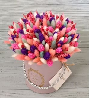 Сухоцветы в шляпной коробке