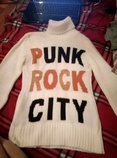 Белый свитер