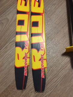 Лыжные палки и лыжи