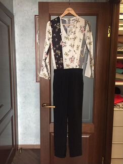 Комбинация блузы и чёрных брюк