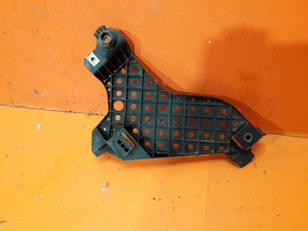 Кронштейн фары передний правый Audi Q3 8U