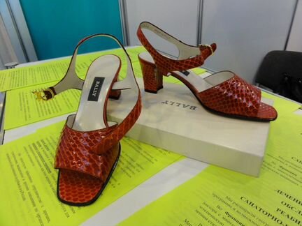 Красные босоножки от Bally из кожи змеи. Новые