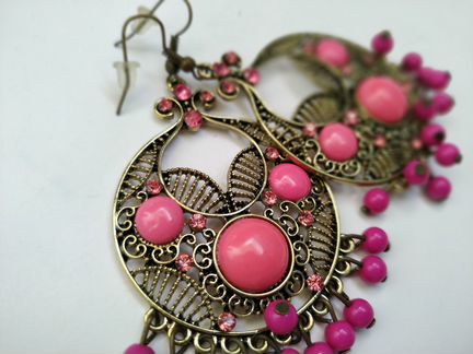 Серьги с розовыми камнями и стразами