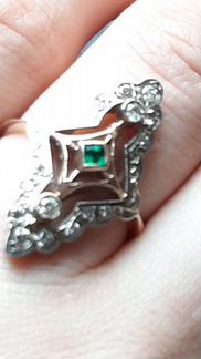 Золотое кольцо с бриллиантами и изумрудом