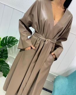 Стильный плащ-кимоно из эко-кожи на шелковом подкл