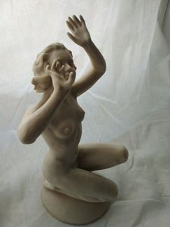 Статуэтка фарфоровая