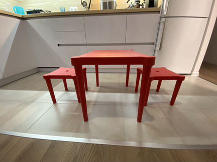 Стол с двумя стульями