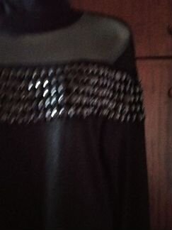 Кофта, украшенная крупными стразами