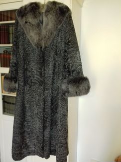 Продаю шубу из каракуля с воротником и манжетами
