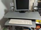 Компьютерный стол со старым компьютером