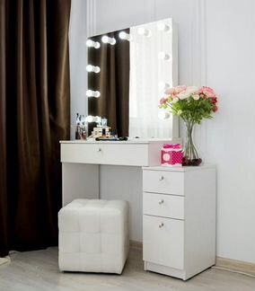 Туалетный столик с зеркалом / макияжный столик
